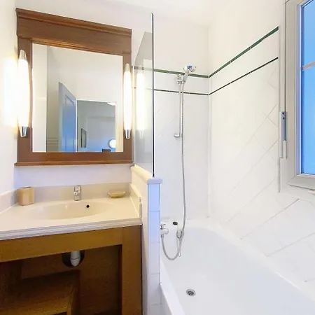 Les Pins - Maison Confort Pour 6 Personnes Dans De Tourisme Familiale Avec Piscine Mae-0923 *