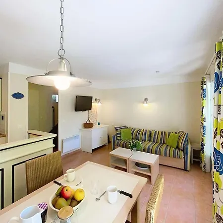 Les Pins - Maison Confort Pour 6 Personnes Dans De Tourisme Familiale Avec Piscine Mae-0923